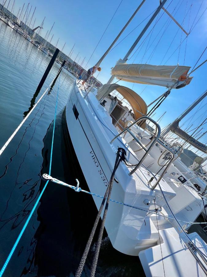 Отель Hausboot Segelyacht Nui Burgtiefe auf Fehmarn Экстерьер фото